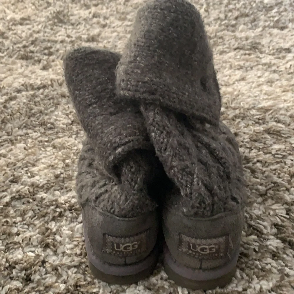 UGG gray lattice